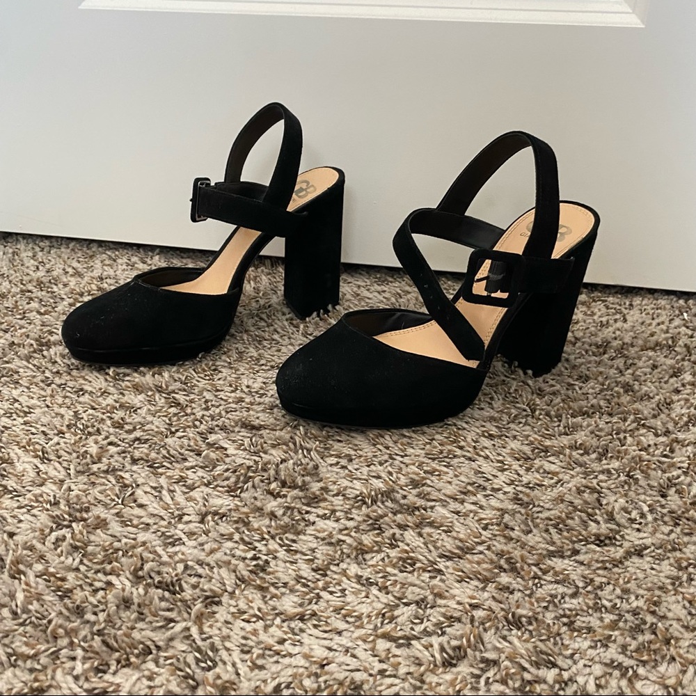 Gianni Bini Mary Jane style shoes in size 7.5, black velvet heels